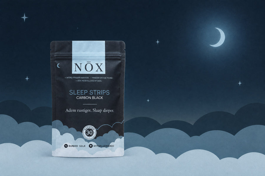 De NŌX pouch op avondwolken met een opkomende maan