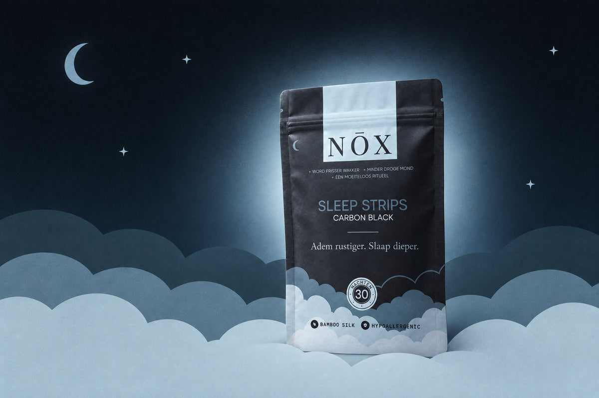De NŌX pouch rust op zachte wolken onder de maan