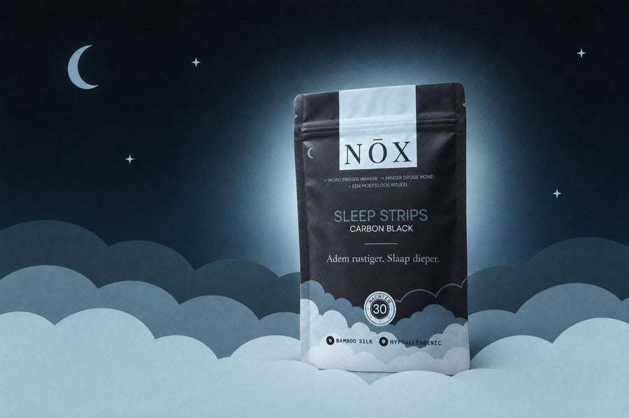De NŌX pouch rust op zachte wolken onder de maan